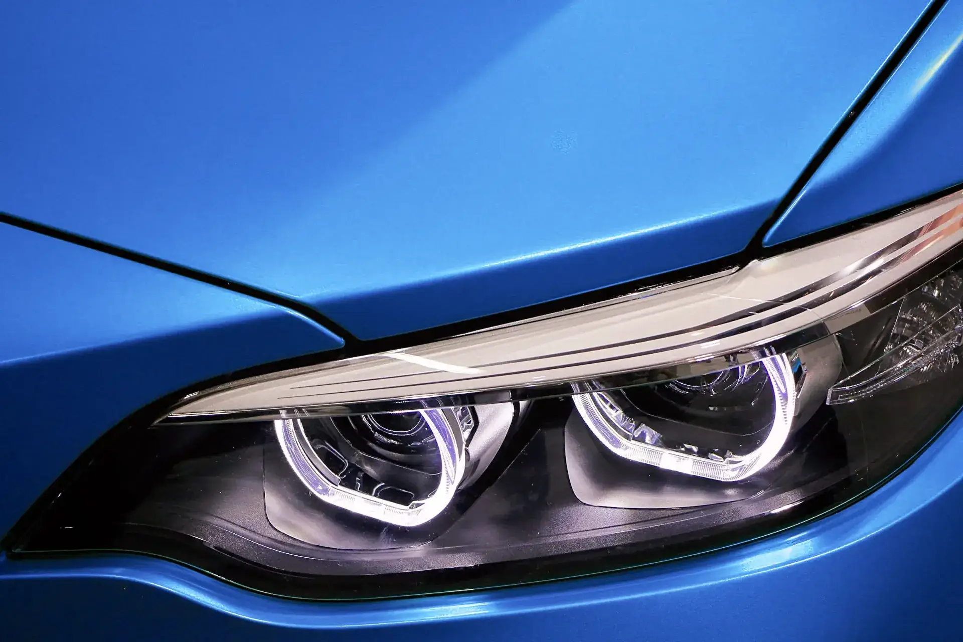 Car wrap in matt blue of a BMW done by Signworks Eindhoven